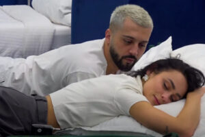 Ditën e sotme, ndërsa ishin në dhomën e gjumit, Gjesti nuk ka hezituar të ngacmojë Eglin me një pyetje të drejtpërdrejtë: “A do të puthemi?”