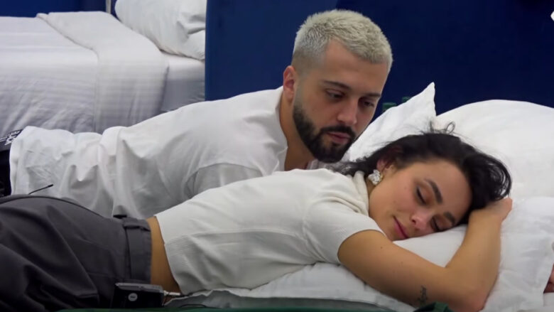 Ditën e sotme, ndërsa ishin në dhomën e gjumit, Gjesti nuk ka hezituar të ngacmojë Eglin me një pyetje të drejtpërdrejtë: “A do të puthemi?”